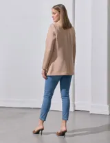 Blazer color beige, entallado, con cuello con solapa, abertura central con botón y bolsillos delanteros.