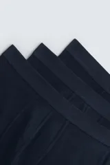 Pack de tres bóxers negros de algodón con cintura elástica.