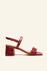 Sandalias rojas con textura tipo reptil, taco cuadrado y tira delgada sobre los dedos.