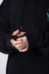 Buzo canguro negro de algodón friza, corte oversize y estampado de una rosa roja en el pecho.