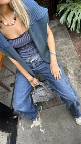 Pantalón de jean gris de corte recto y tiro medio, con bordado de estrella de ocho puntas en los bolsillos traseros.