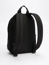 Mochila Tommy Jeans Essential color negro, con bolsillo frontal con cierre y logo de la marca bordado.