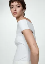 Camiseta blanca de algodón con elastano, de corte ajustado, hombros descubiertos y escote off-shoulder.