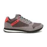 Zapatillas Caterpillar modelo Ventura, color gris con detalles en naranja. Capellada de gamuza recubierta de PU, forro de malla interior hecho con residuos industriales 100% reciclados, plantilla de espuma EVA suave que aporta comodidad duradera, forro de calcetín 100% reciclado de la industria posindustrial, suela de EVA ligera, construcción Strobel.
