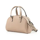 Cartera tipo baúl color taupe, marca XL Extra Large, confeccionada en símil cuero graneado. Tiene acceso con cierre, un bolsillo externo con cierre y dos bolsillos internos (uno con cierre y otro abierto). Incluye correa regulable extraíble y asas fijas. Los herrajes son plateados y el interior está forrado en tela de algodón y poliéster.