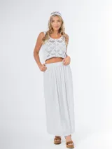 Falda larga color gris claro, de lino, con cintura elastizada.