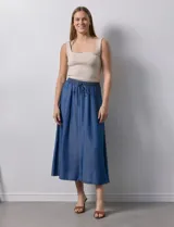 Falda larga de lyocell color celeste, con pretina ancha elastizada con lazo y bolsillos delanteros.