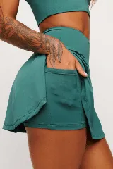 Pollera short deportiva negra con short interno y bolsillos laterales.