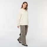 Pantalón de maternidad de corte ancho con estampado de leopardo en tonos marrones.