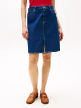 Falda de jean corta recta con un diseño de cinco bolsillos, cierre de cremallera con botón, talle medio y logo de Tommy Hilfiger bordado en el bolsillo trasero.