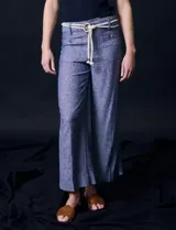 Pantalón de lino marca Zac & Rachel, color azul con textura. Tiene pretina con pasadores, cierre y botón. Incluye cinto de cordones. Cuenta con bolsillos delanteros con botones y dos bolsillos traseros.