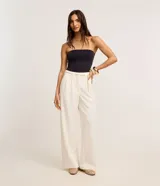 Blusa roja ajustada sin breteles, confeccionada en poliamida y elastano.