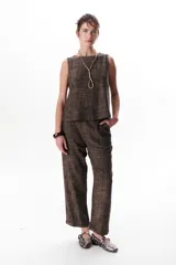 Pantalón de vestir azul con corte recto y bolsillos laterales.