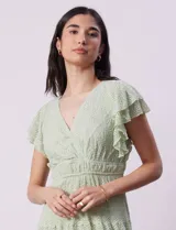 Vestido midi verde agua en tejido calado con escote en V, corte bajo busto y forro interno a tono.