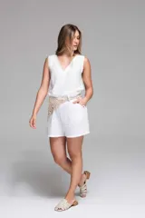 Short negro de tela liviana con textura suave, cintura elastizada y bolsillos laterales.