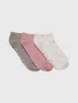 Pack de tres pares de medias tobilleras de punto, en colores gris topo, rosado y blanco. Todas las medias llevan el logo de Calvin Klein estampado en tono claro.