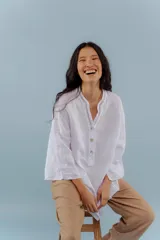 Camisa color beige de lino con escote en V y bordado multicolor.