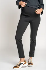 Legging maternal negro de algodón y elastano, tiro alto y calce ajustado.