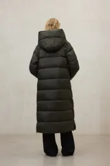 Chaqueta larga acolchada color verde militar, con capucha y cierre frontal. Confeccionada con poliéster 100% reciclado, forro y relleno PrimaLoft 100% reciclados.