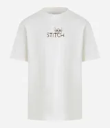 Remera color crema de corte relajado, con cuello redondo y mangas cortas. Presenta un estampado en la espalda con un dibujo de Stitch y la frase "Ohana means family".
