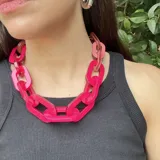 Collar de eslabones de resina, con cierre de mosquetón y cadena de alargue para regular su largo.