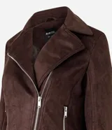 Campera biker color marrón, confeccionada en gamuza sintética, con cuello de solapa, cierre delantero diagonal y bolsillos con cremallera. Incluye tiras ajustables con botones a presión en la parte inferior.