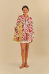 Shorts con estampado de flores tropicales y rayas rojas y blancas.