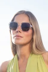 Lentes de sol Vulk modelo Satisfy, de acetato transparente con forma cuadrada y cristales polarizados color marrón.