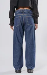 Pantalón de denim azul con cinco bolsillos y corte wide leg.