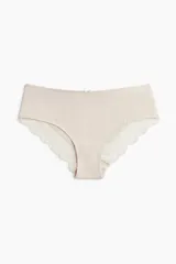 Pack de tres bombachas hipster de algodón suave, con cintura estándar, cobertura media y ribetes de encaje. Incluye una bombacha negra, una color crema y una blanca.