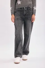 Pantalón jean cargo color gris oscuro, de corte recto y tiro medio. Presenta bolsillos laterales tipo cargo y bolsillos traseros.