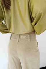 Pantalón baggy de color chocolate, con corte amplio y cintura alta.