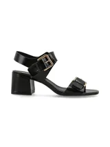 Sandalias negras de cuero con hebillas metálicas y taco cuadrado.