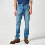 Pantalón de jean Wrangler modelo River, de corte recto, color celeste claro.
