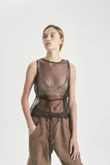 Top negro de organza de seda, sin mangas, con cuello redondo y lazo de ajuste en la espalda. Incluye corpiño de microfibra incorporado.