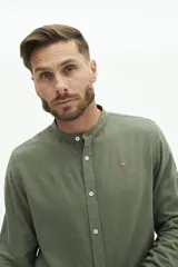 Camisa de lino azul marino con cuello mao, corte semi slim y logo bordado en el pecho.