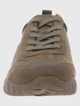 Zapato acordonado de cuero color marrón con suela de goma.