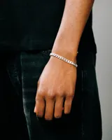 Pulsera de eslabones tipo cubana color plateado.