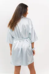 Bata corta color champagne de satén con mangas 3/4 y lazo para atar a la cintura.