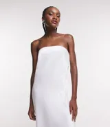Vestido midi de satén blanco, sin breteles, con escote drapeado en la espalda y tira elástica.