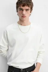 Camiseta color blanco hueso de algodón, corte recto y mangas largas.