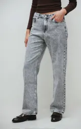 Pantalón de jean gris con efecto lavado, corte recto, tiro medio y confeccionado en algodón.