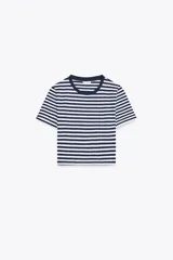 Camiseta corta a rayas horizontales blancas y azul marino, de algodón, con cuello redondo y mangas cortas.