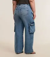 Pantalón wide leg de jean azul con bolsillos cargo laterales y recortes.