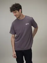 Remera color gris topo de algodón, con cuello redondo y estampado pequeño en el pecho con el logo de Malibu.