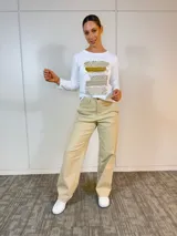 Pantalón beige de corte recto y tiro alto, con bolsillos laterales.
