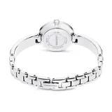 Reloj Swarovski modelo Matrix Bangle, con caja y pulsera de acero inoxidable color plateado, bisel con cristales transparentes y esfera plateada con logo de cisne.