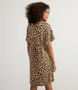 Vestido corto acanalado de viscosa con estampado animal print de jaguar, cuello redondo y mangas cortas.