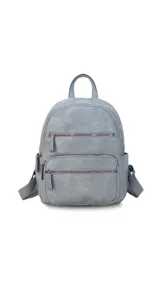Mochila color rosa de símil cuero con bolsillos frontales con cierre. Tiene asa de mano rígida y correas regulables.