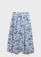 Falda larga con estampado floral en tonos azules y blancos, detalle de pliegues y cierre lateral con cremallera.